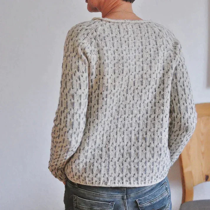 Schicker grauer pullover mit u-boot-ausschnitt
