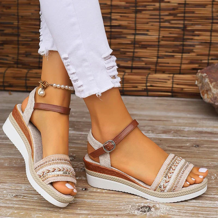 Claudia | Relaxed wedge sandals with straps and buckle fastening