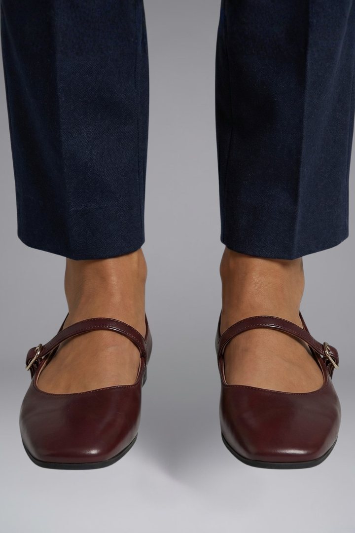 Women's Leather Flat Shoes with Buckle Strap for Everyday Wear