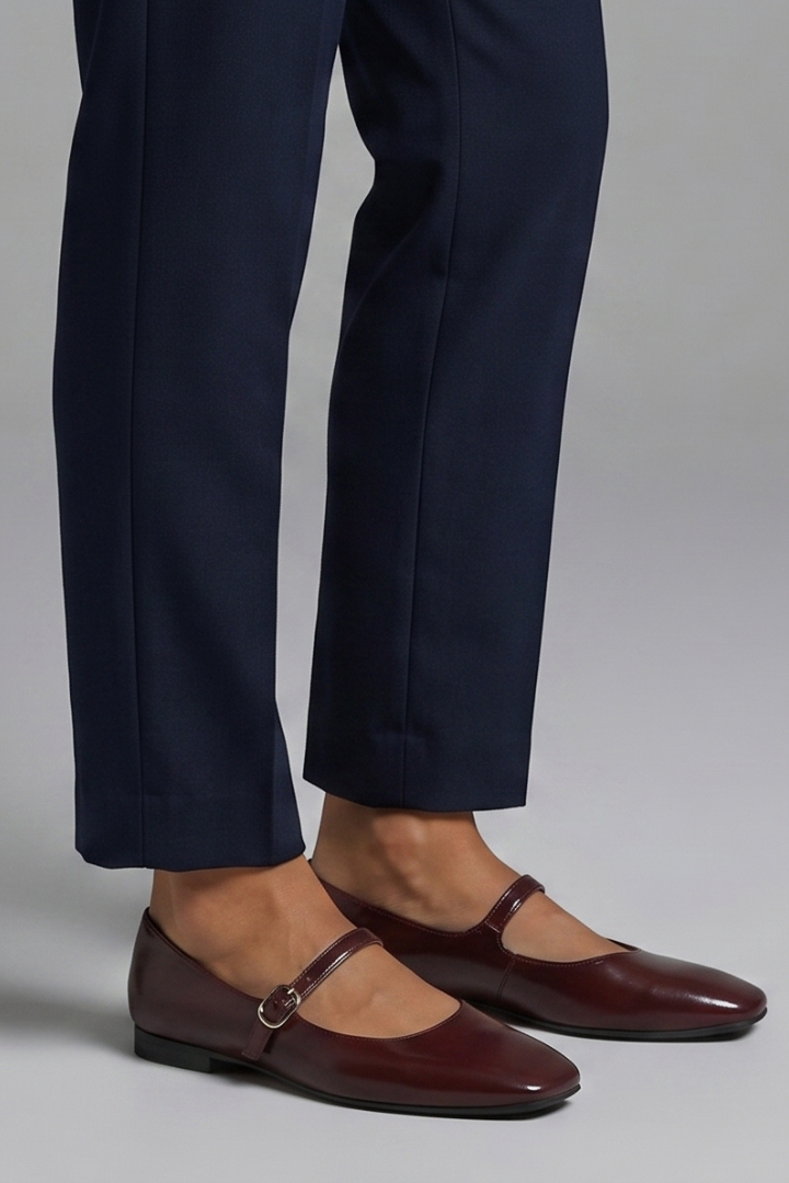 Women's Leather Flat Shoes with Buckle Strap for Everyday Wear