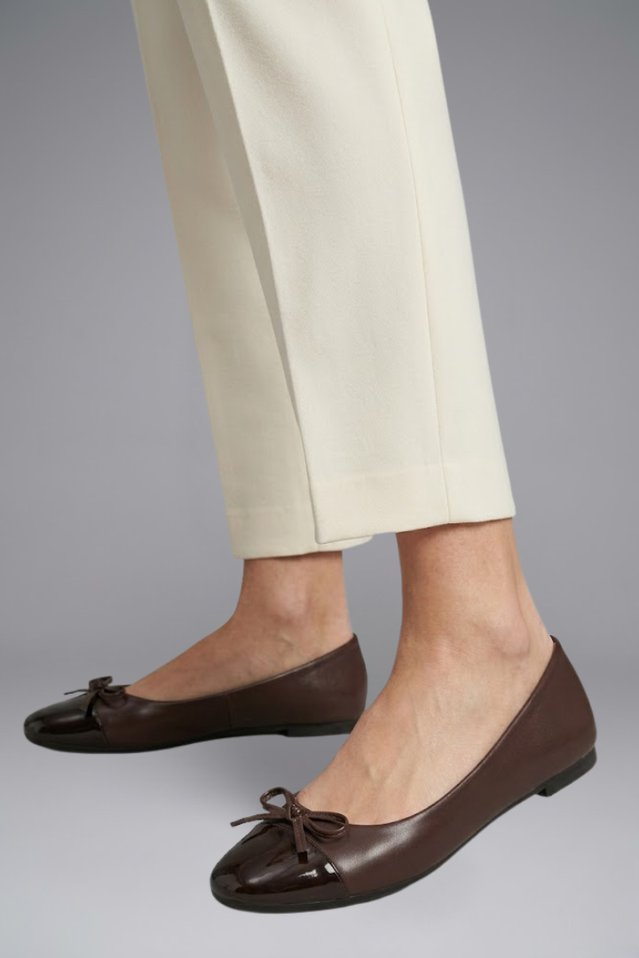 Women's Leather Flat Shoes with Square Toe for Everyday Wear