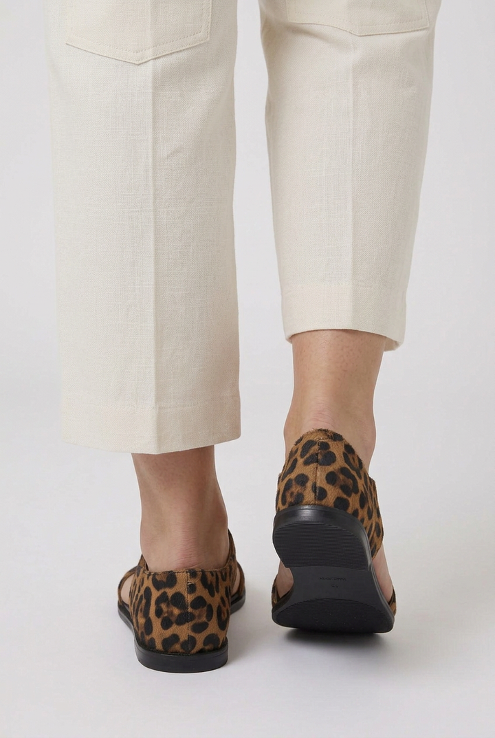 Women’s Leopard-Print Flat Sandals with Two-Strap Design and Heel Support