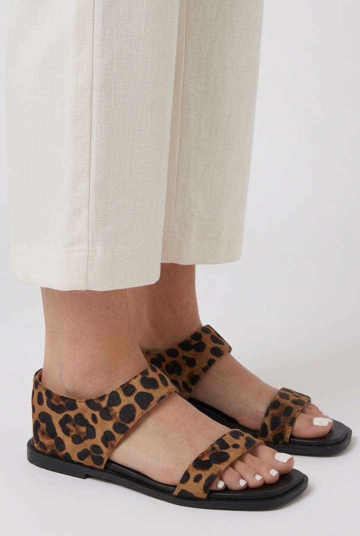 Women’s Leopard-Print Flat Sandals with Two-Strap Design and Heel Support