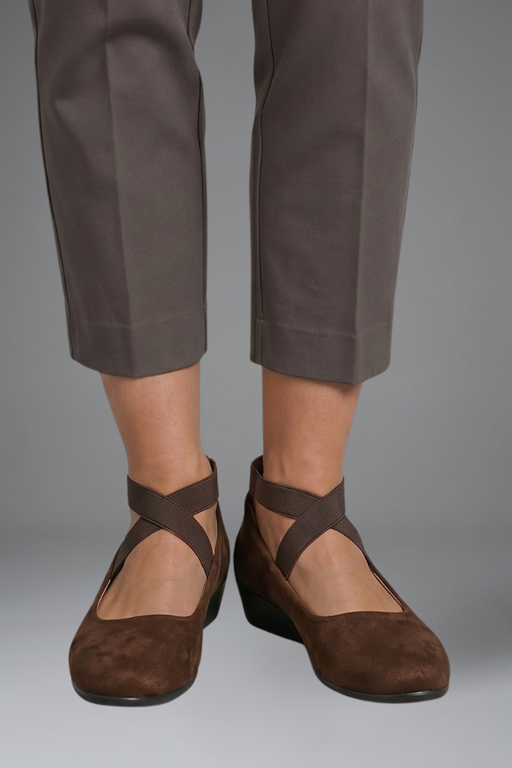 Women's Orthopaedic Flat Shoes with Slip-On Design for Everyday Wear
