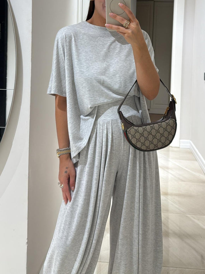 Light Gray Two-Piece Women's Set – Casual Top and Comfortable Wide Pants