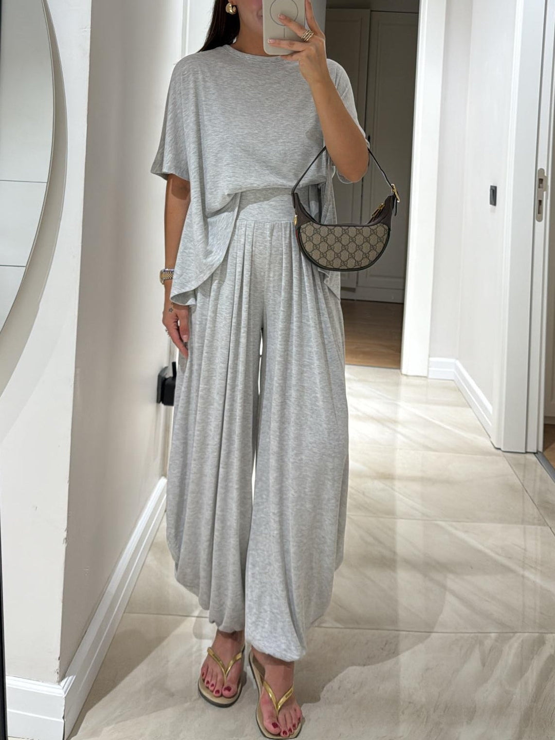 Light Gray Two-Piece Women's Set – Casual Top and Comfortable Wide Pants