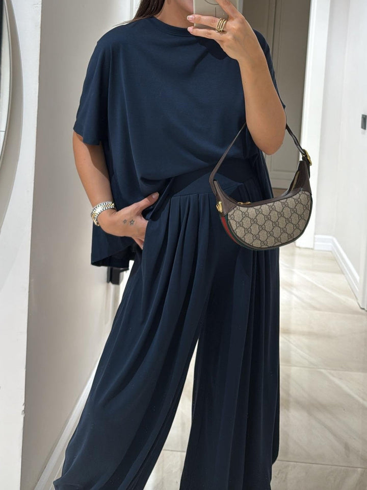 Light Gray Two-Piece Women's Set – Casual Top and Comfortable Wide Pants