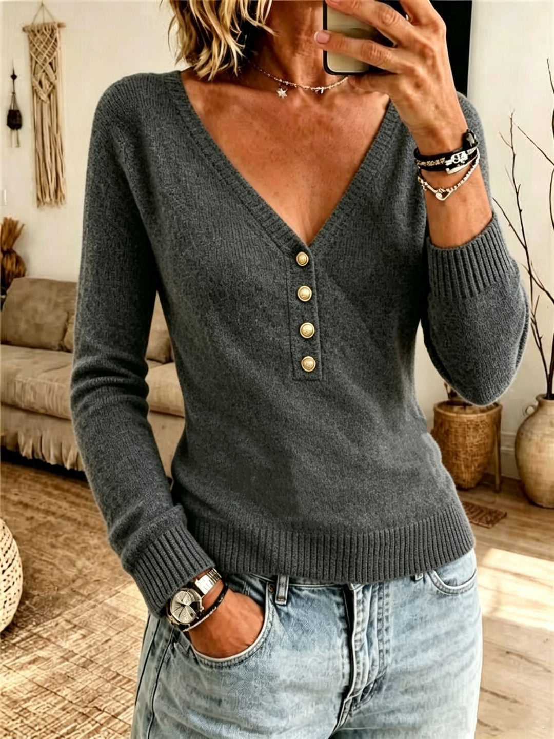 Simple Knit V-Neck Sweater for Women – A Comfortable and Elegant Fall-Winter Style