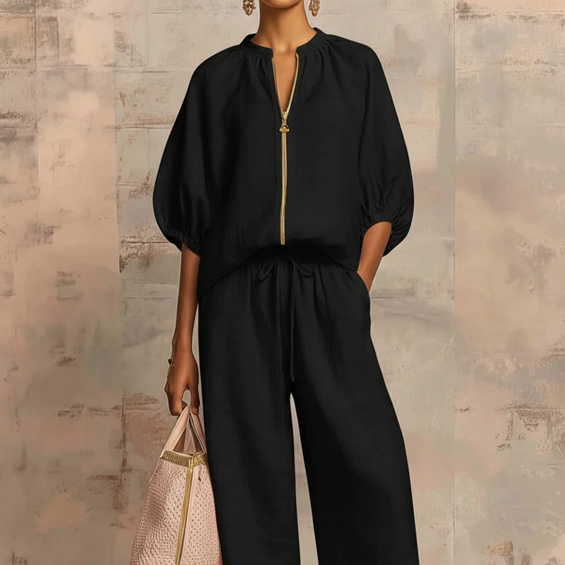 Fluid women's outfit with zip blouse and comfortable wide pants