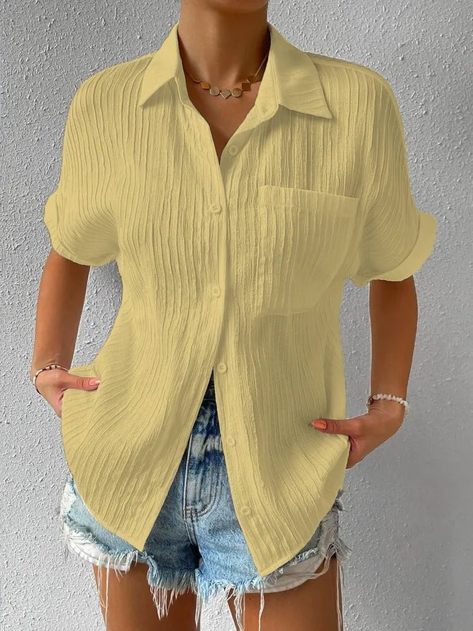 Lightweight Women's Shirt with Classic Buttoned Collar and Relaxed Fit
