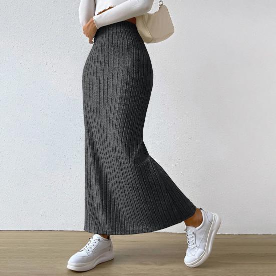 Knitted skirt with a comfortable and refined side slit, perfect for a casual and modern look