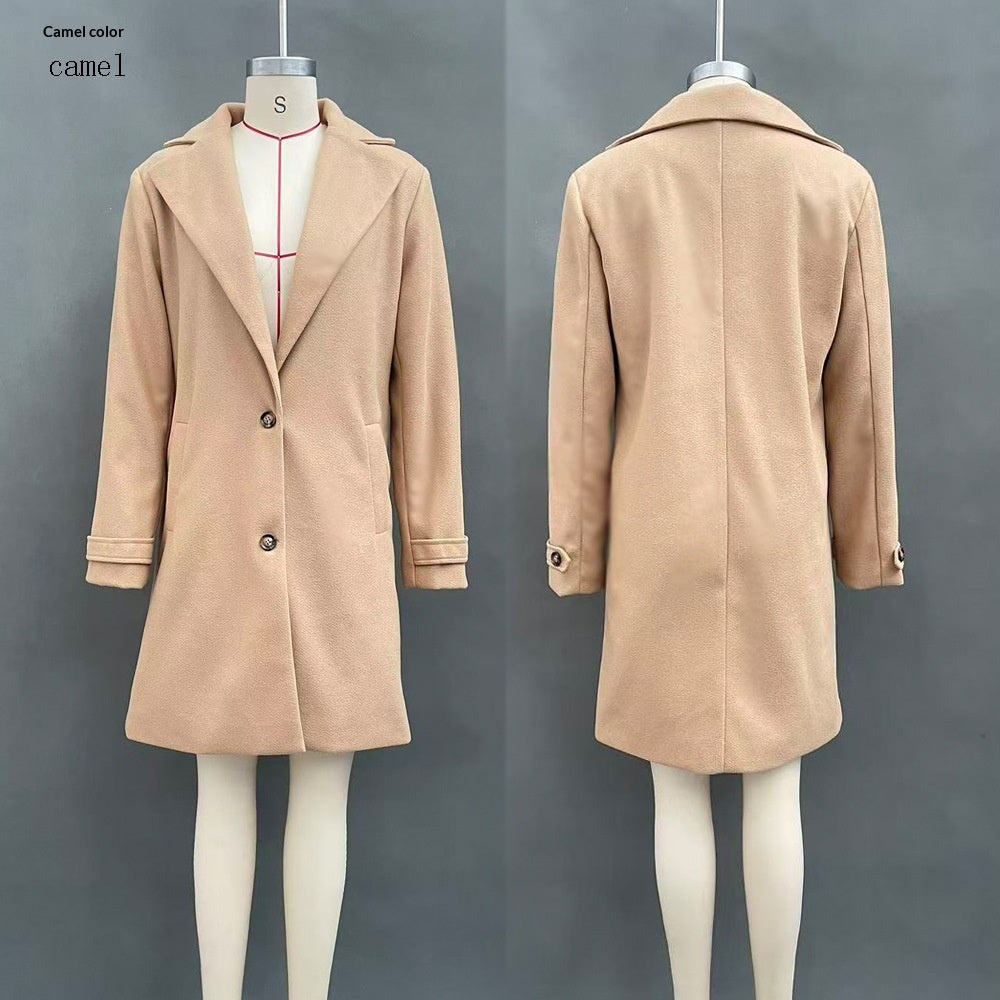 Mid-length women's coat with lapels - Retro and chic