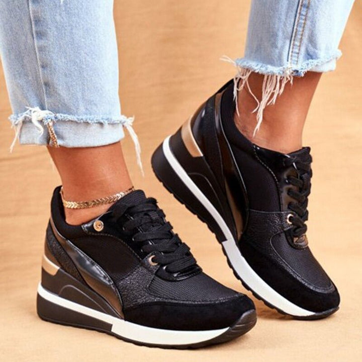 Kenya | Platform trainers with a shiny design and laces