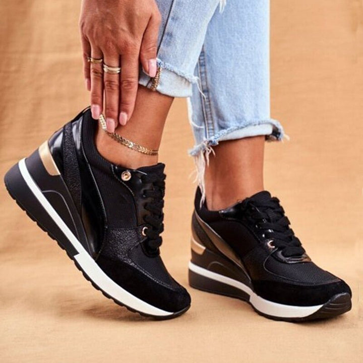 Kenya | Platform trainers with a shiny design and laces