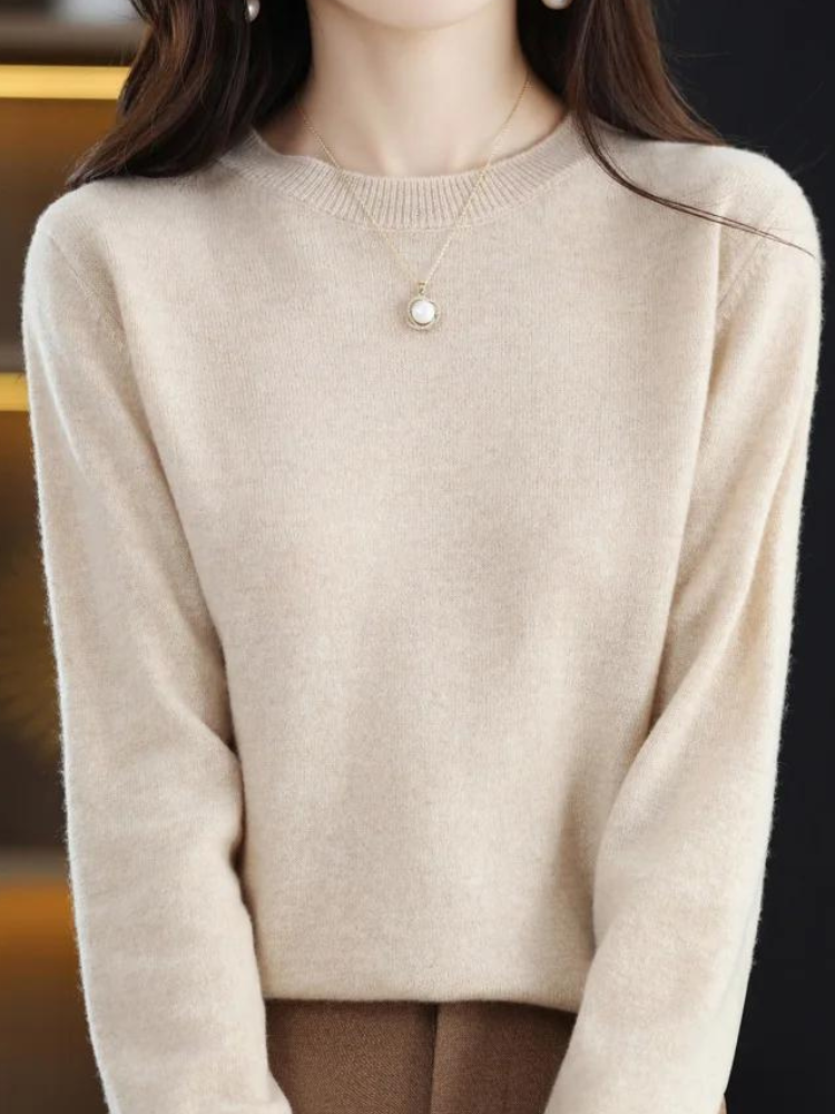 Comfortable wool sweater with long sleeves