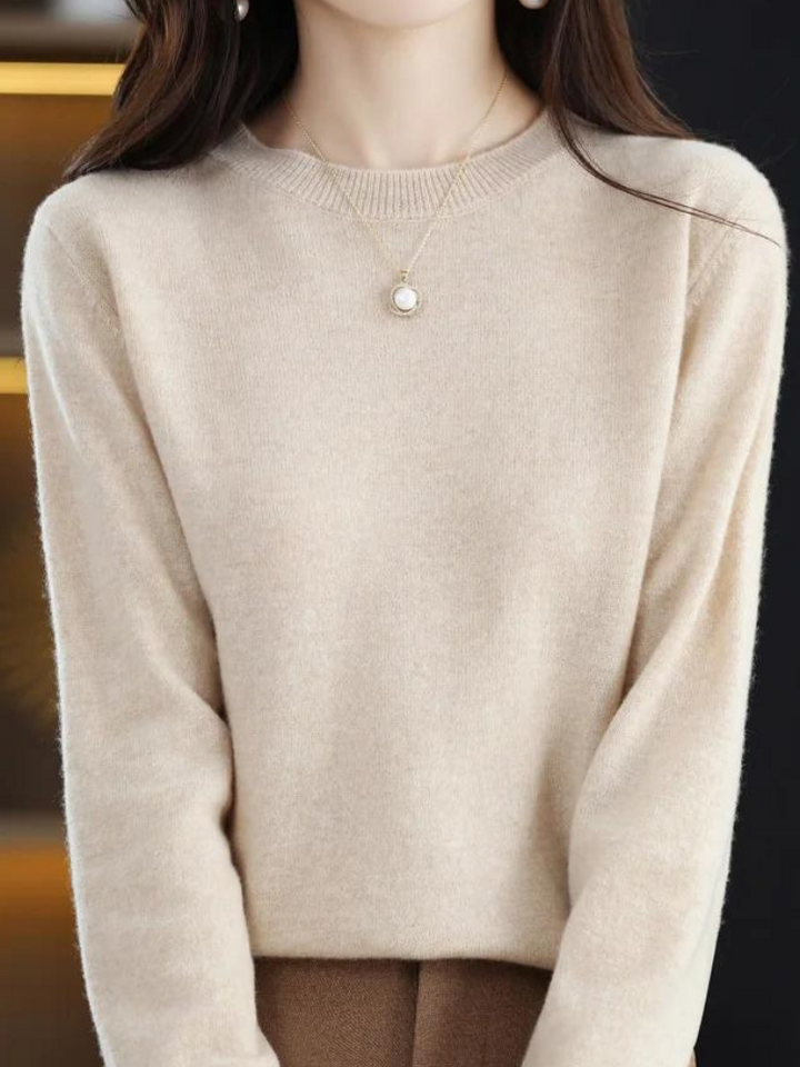 Comfortable wool sweater with long sleeves