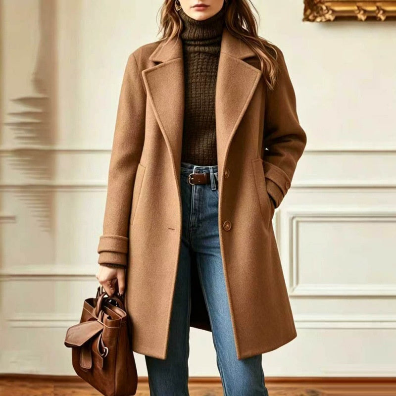 Mid-length women's coat with lapels - Retro and chic