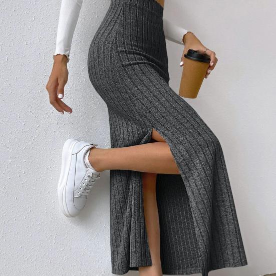 Knitted skirt with a comfortable and refined side slit, perfect for a casual and modern look