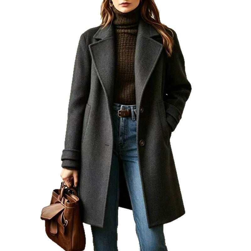 Mid-length women's coat with lapels - Retro and chic