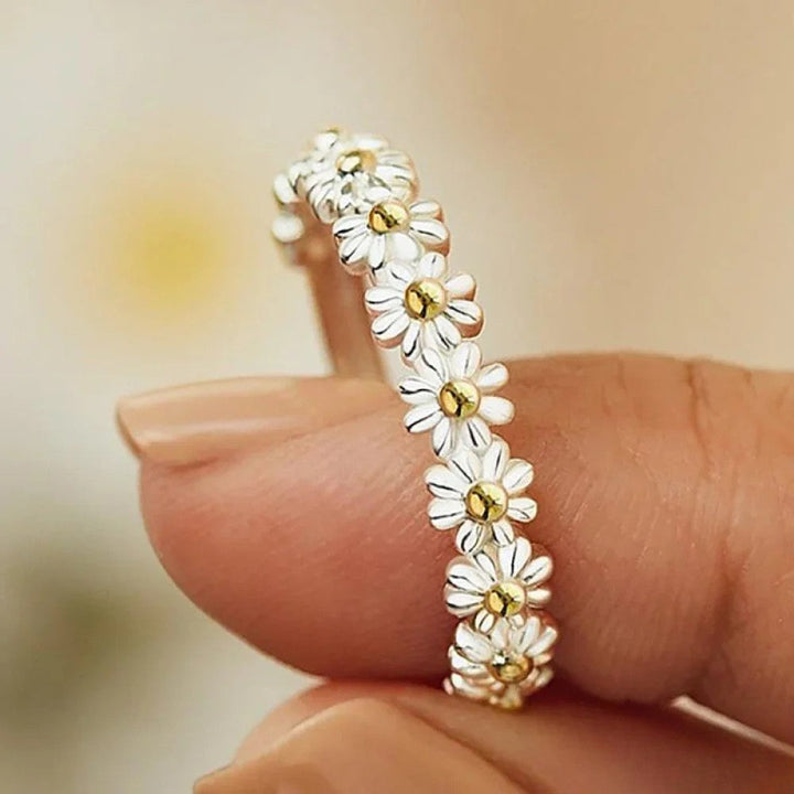 Amber™  |  Adjustable Silver Ring Daisy