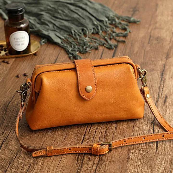 Herdis | Classic and compact bag in warm cognac shade