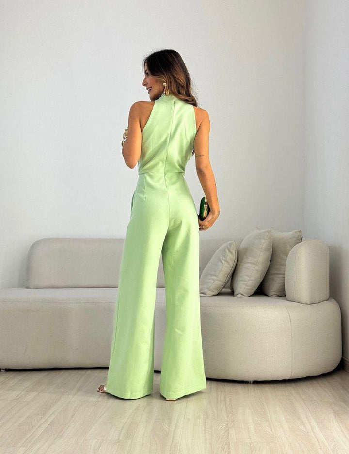 Elegant fluid jumpsuit for women with a defined waist