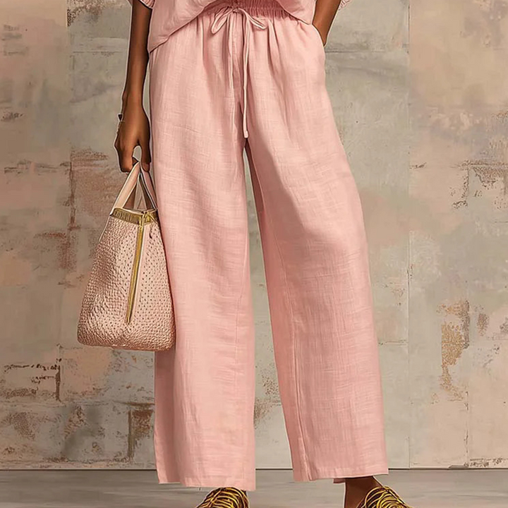 Fluid women's outfit with zip blouse and comfortable wide pants