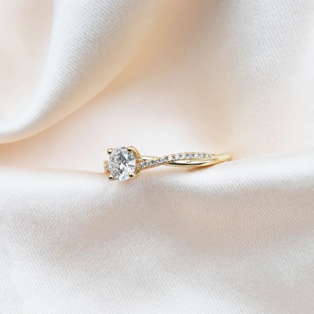 Ysmaryelle™ 18k gold ring by Emma & Rose Cape Town, close-up of elegant gold band with intricate design.