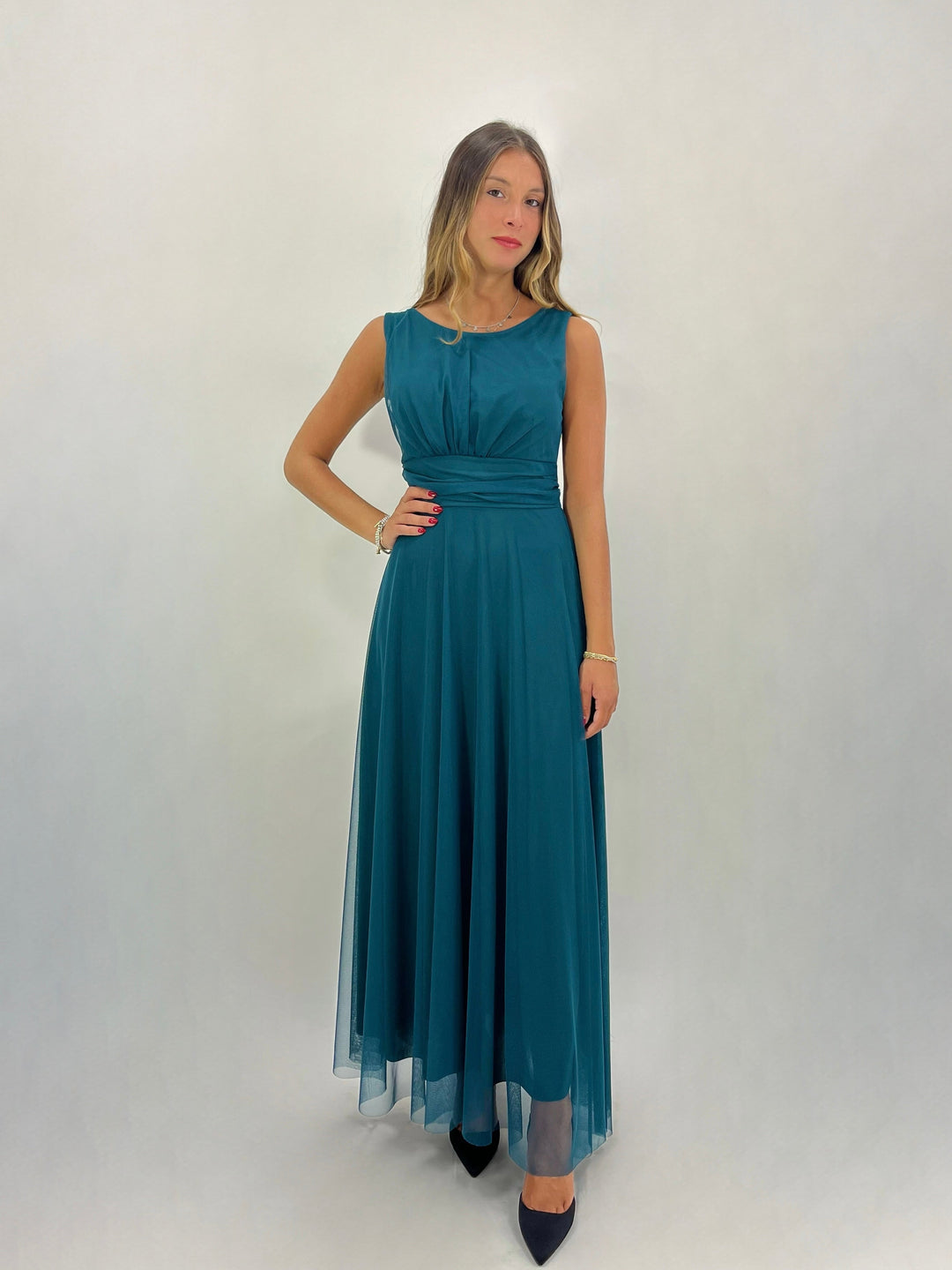 Black Jolien Arianna Dress by Emma & Rose Cape Town, elegant abiti with flowing fabric and stylish design.