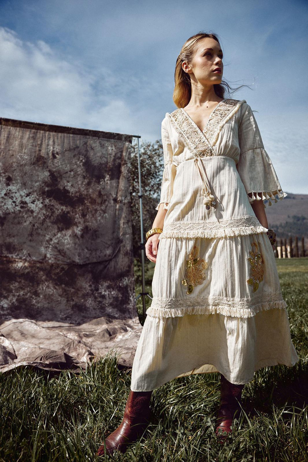Emma & Rose Cape Town Fleur™ Dafne dress, elegant floral abiti with flowing fabric and intricate detailing.