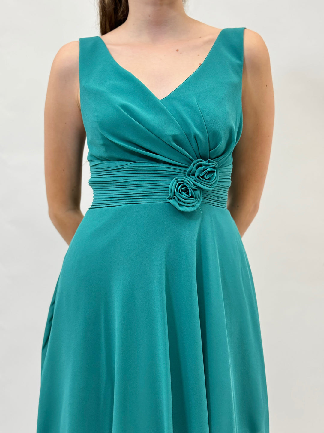 Green Moana™ flowing dress by Emma & Rose Cape Town, vibrant and lightweight abiti with a flowing silhouette.