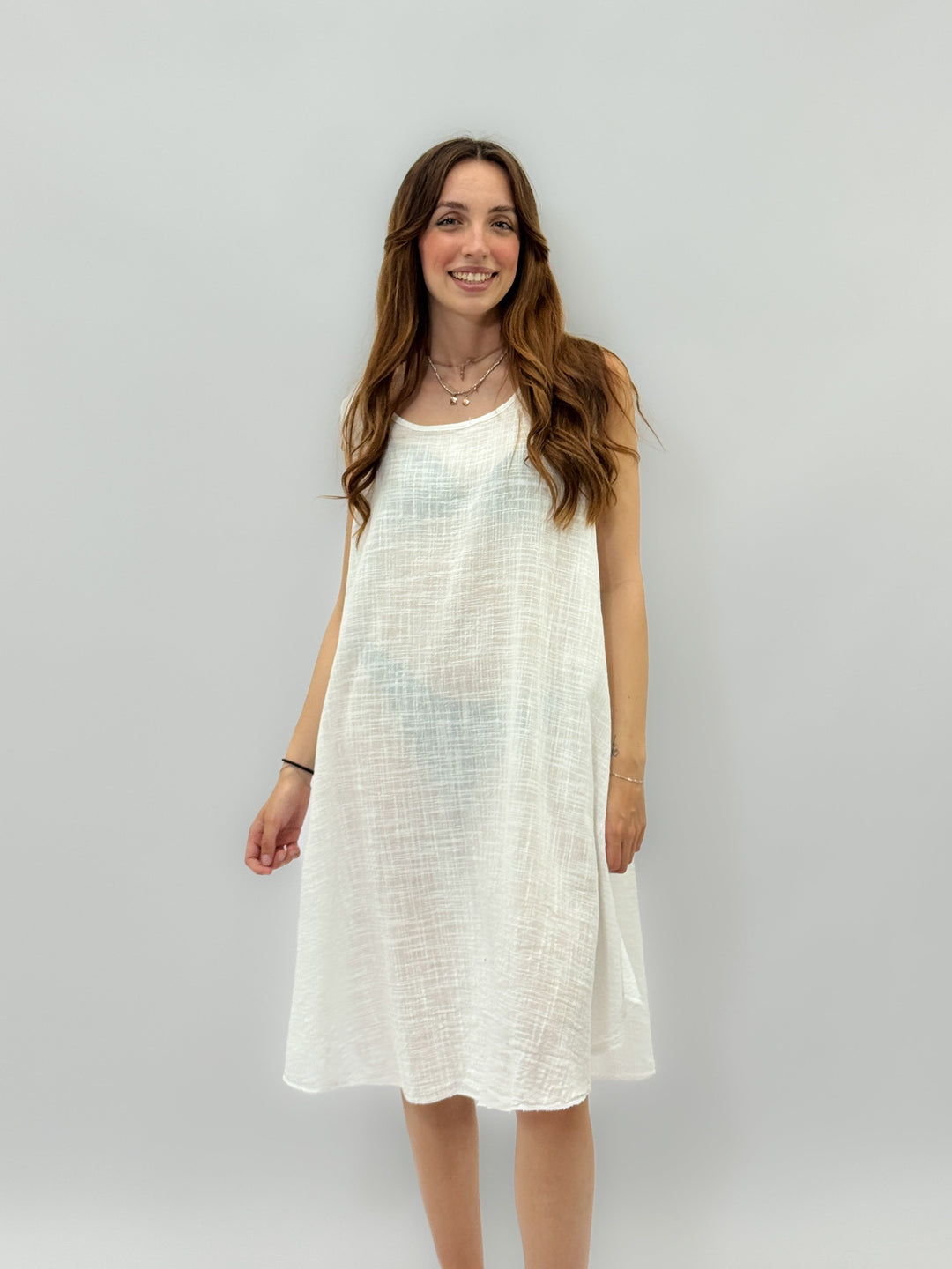Emma & Rose Cape Town Zara Light Wide Dress, white abiti with flowing silhouette and elegant design, shown on model.