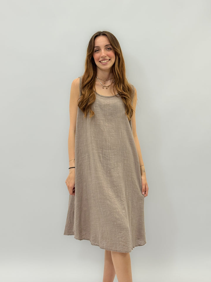 Emma & Rose Cape Town Zara Light Wide Dress in white, showcasing a flowing, elegant abiti with a loose fit and wide silhouette.