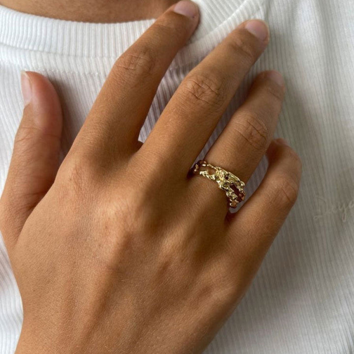 Adjustable Rosanique™ ring by Emma & Rose Cape Town in 18k gold, featuring a sleek, elegant design.