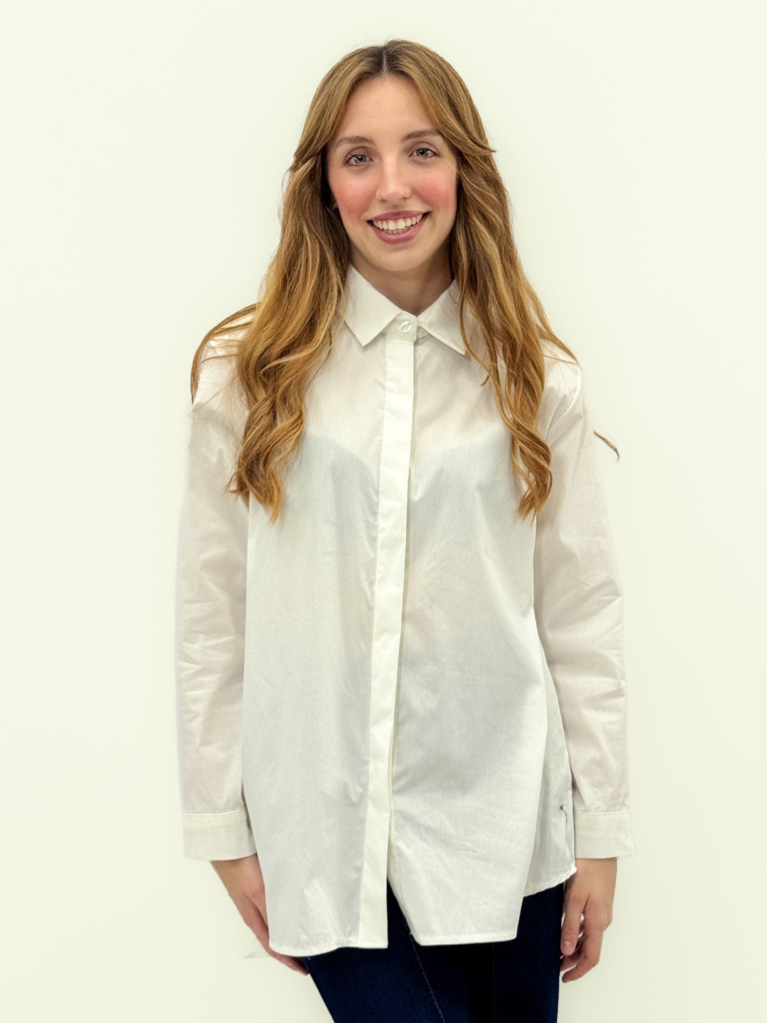 Light blue Emma & Rose Cape Town Rina long camicie shirt with intricate embroidery on the back, casual and elegant design.