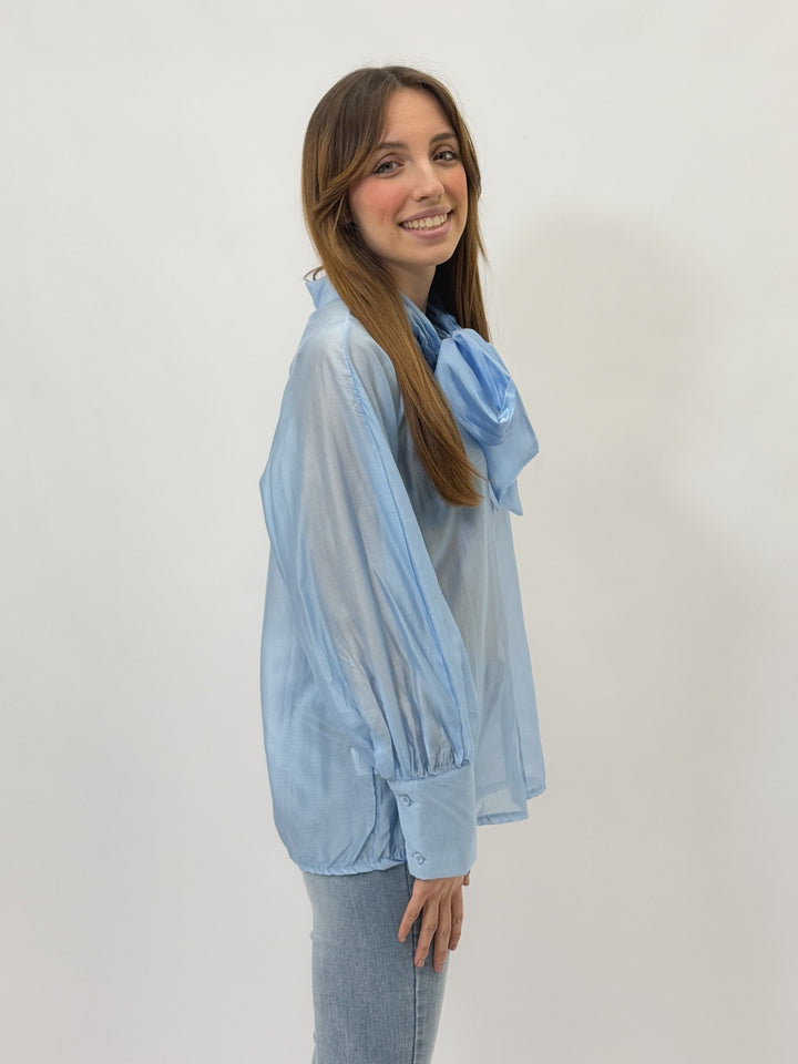 Light blue Emma & Rose Cape Town Zelda camicie with soft luxurious fabrics and a stylish shirt bow detail.