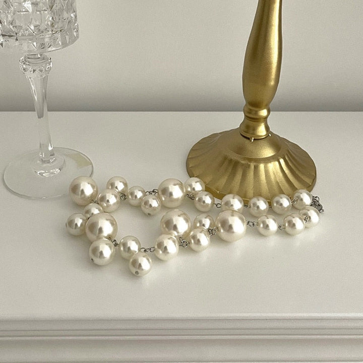 Emma & Rose Cape Town Anneke charming pearl necklace featuring elegant white pearls and a delicate silver clasp.