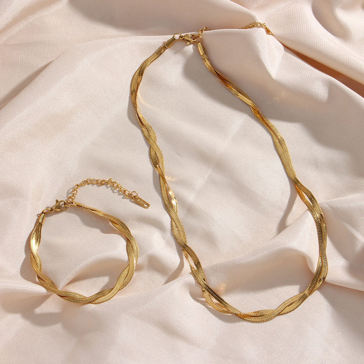 Emma & Rose Cape Town Madiorelle™ twisted 18k gold armband with elegant, intricate design on a white background.