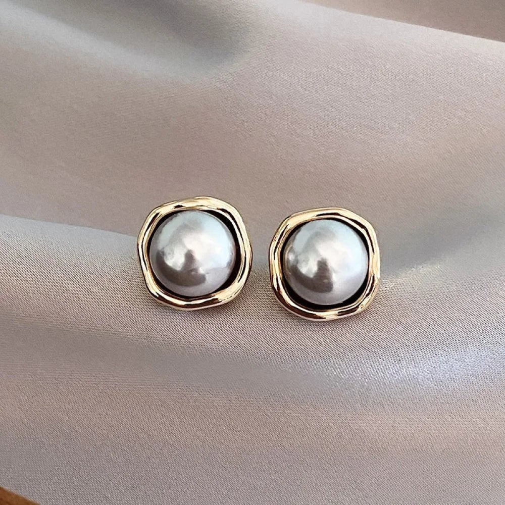 Delia™ black pearl earrings by Emma & Rose Cape Town, stylish earrings with elegant black pearls on a delicate setting.