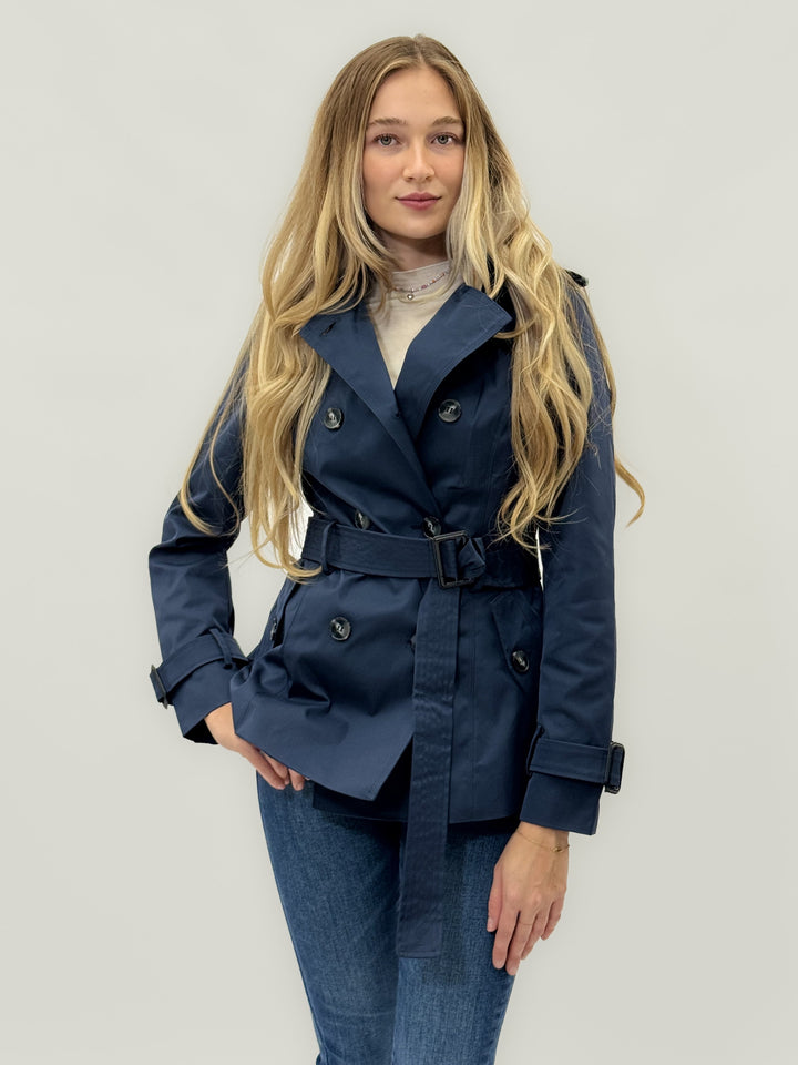 Emma & Rose Cape Town Elke short trench coat in blue with belt, stylish lightweight giacche for versatile wear.