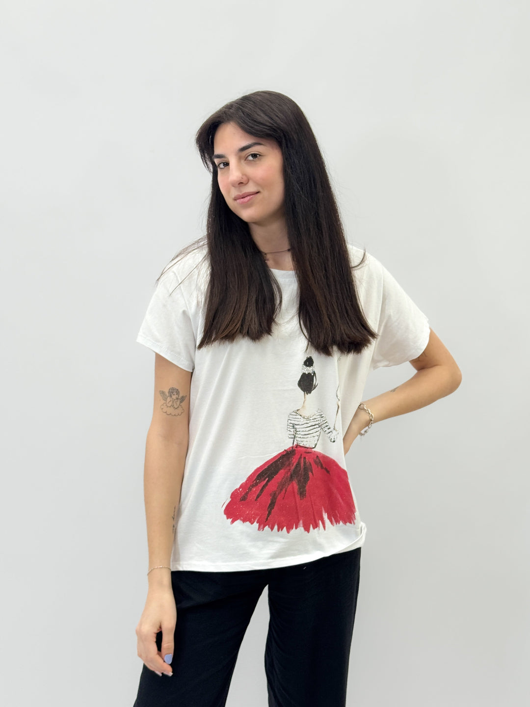 Beige Imke™ Emma & Rose Cape Town T-shirt with comfortable fit and printed design, made from soft maglieria fabric.