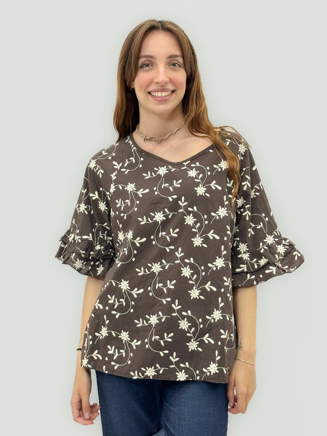 Emma & Rose Cape Town Mariska floral blouse with ruffled sleeves, brown maglieria, stylish and feminine for casual wear.
