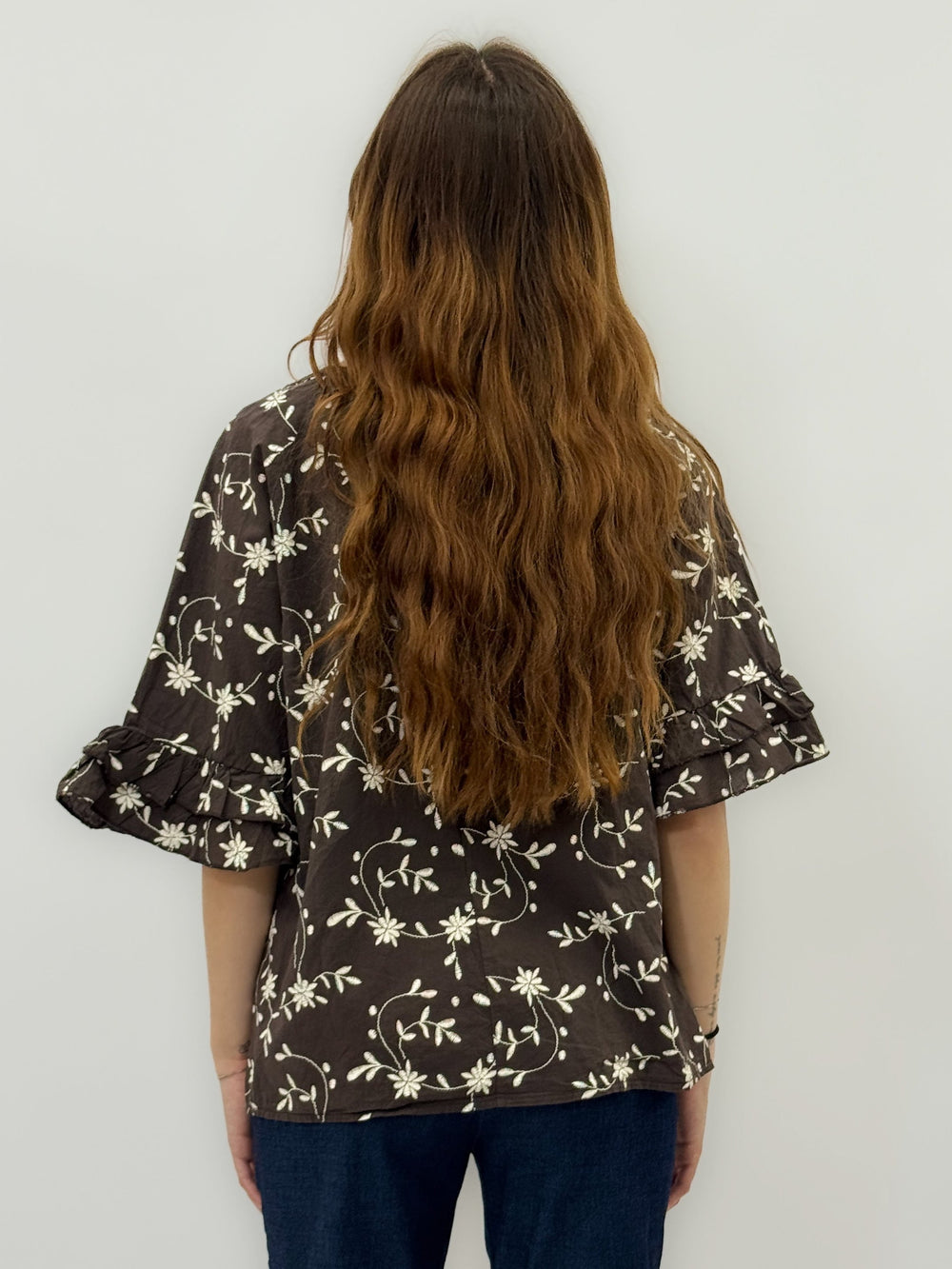 Emma & Rose Cape Town Petra floral blouse with ruffled sleeves, soft maglieria fabric in a stylish brown color.