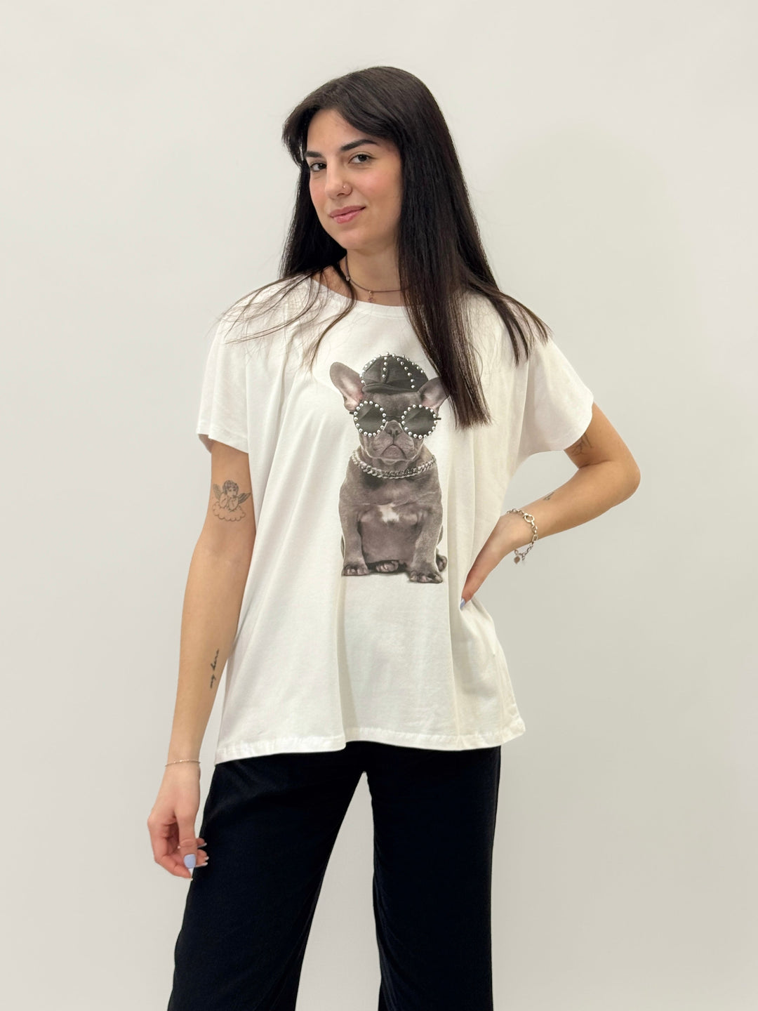 Emma & Rose Cape Town Greer Comfortable Fit T-shirt with graphic print, soft maglieria fabric, casual stylish design.
