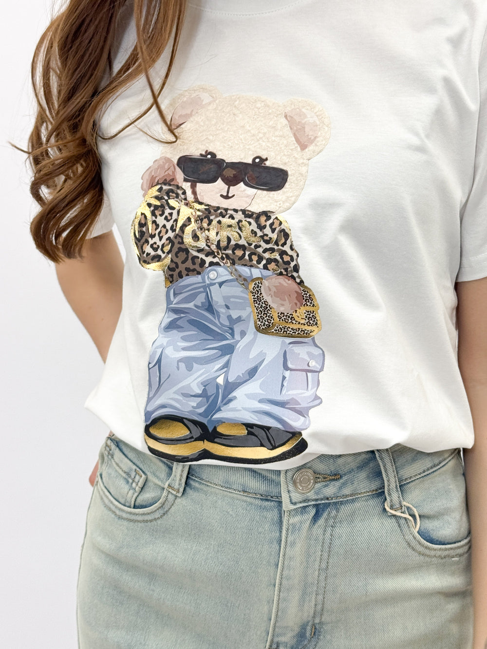 Emma & Rose Cape Town Thandi Glam Bear T-Shirt, soft knit maglieria with a stylish bear graphic, casual and comfortable fit.