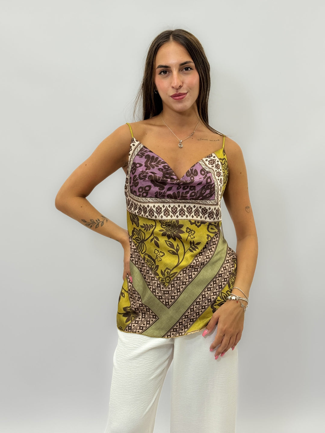 Emma & Rose Cape Town Paulien™ top in yellow with a colorful print, lightweight maglieria fabric, casual and stylish.