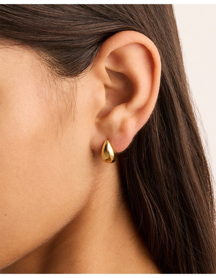 Emma & Rose Cape Town Zoralyssa™ 18k gold earrings, elegant hoop earrings with a polished finish, displayed close-up image.
