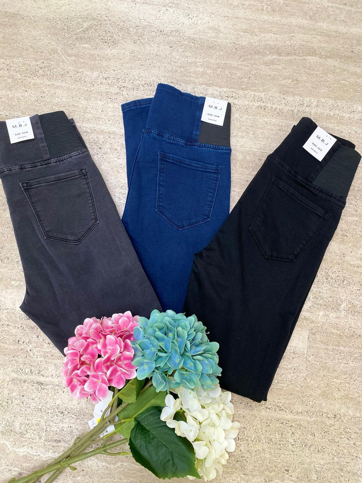 Sanne™ high-waisted push-up jeggings for women, Emma & Rose Cape Town, showcasing fitted denim with a high waistband and stylish design.