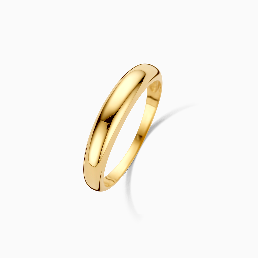 Emma & Rose Cape Town Raquienne midi ring in 18k gold, close-up of sleek gold ring on finger