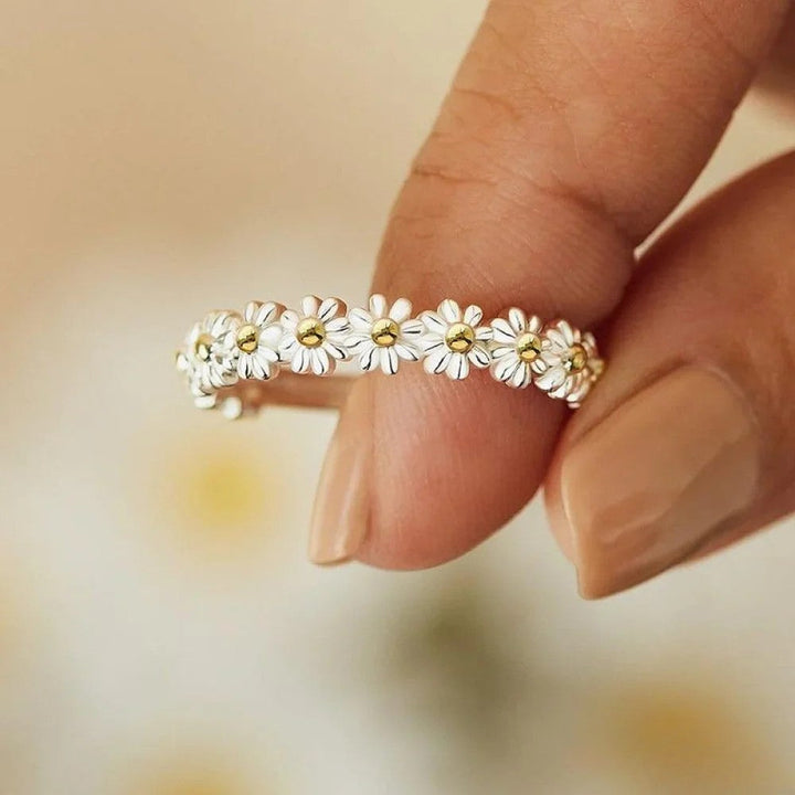 Amber™ adjustable silver ring featuring a daisy design, crafted by Emma & Rose Cape Town, displayed on a neutral background.